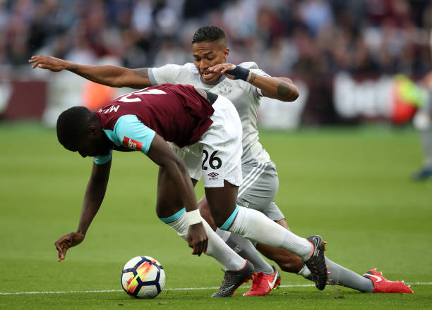 他在中場附 他在中場附